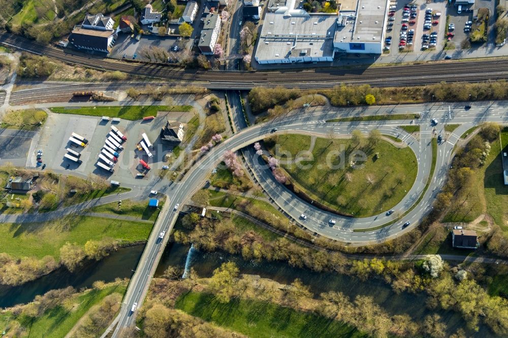 Luftbild Hüsten - Stadtansicht am Ufer des Flußverlaufes der Ruhr an der Arnsberger Straße in Hüsten im Bundesland Nordrhein-Westfalen, Deutschland