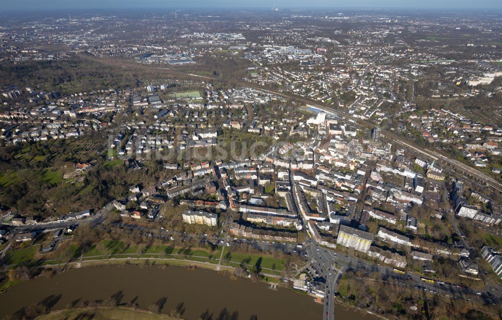 Essen von oben - Stadtansicht am Ufer des Flussverlaufes der Ruhr in Essen im Bundesland Nordrhein-Westfalen, Deutschland