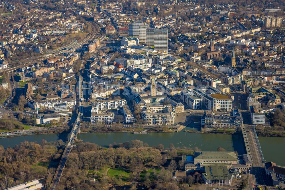 Mülheim an der Ruhr von oben - Stadtansicht am Ufer des Flussverlaufes der Ruhr in Mülheim an der Ruhr im Bundesland Nordrhein-Westfalen, Deutschland