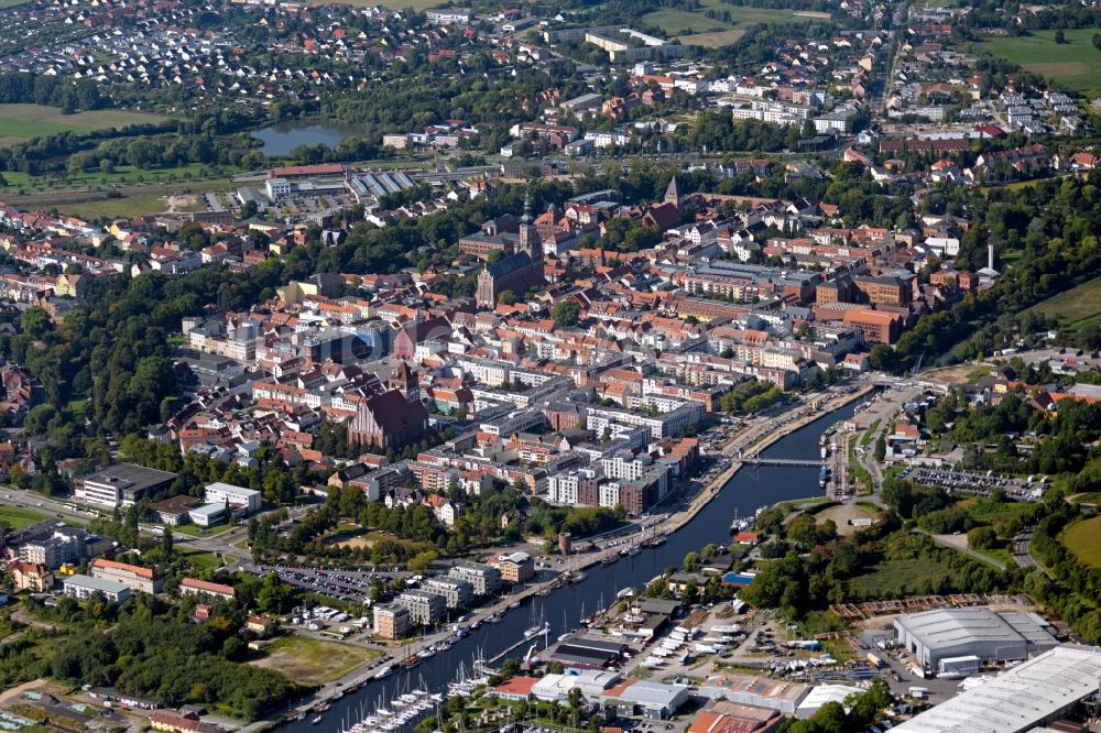 Greifswald aus der Vogelperspektive: Stadtansicht am Ufer des Flußverlaufes der Ryck in Greifswald im Bundesland Mecklenburg-Vorpommern, Deutschland