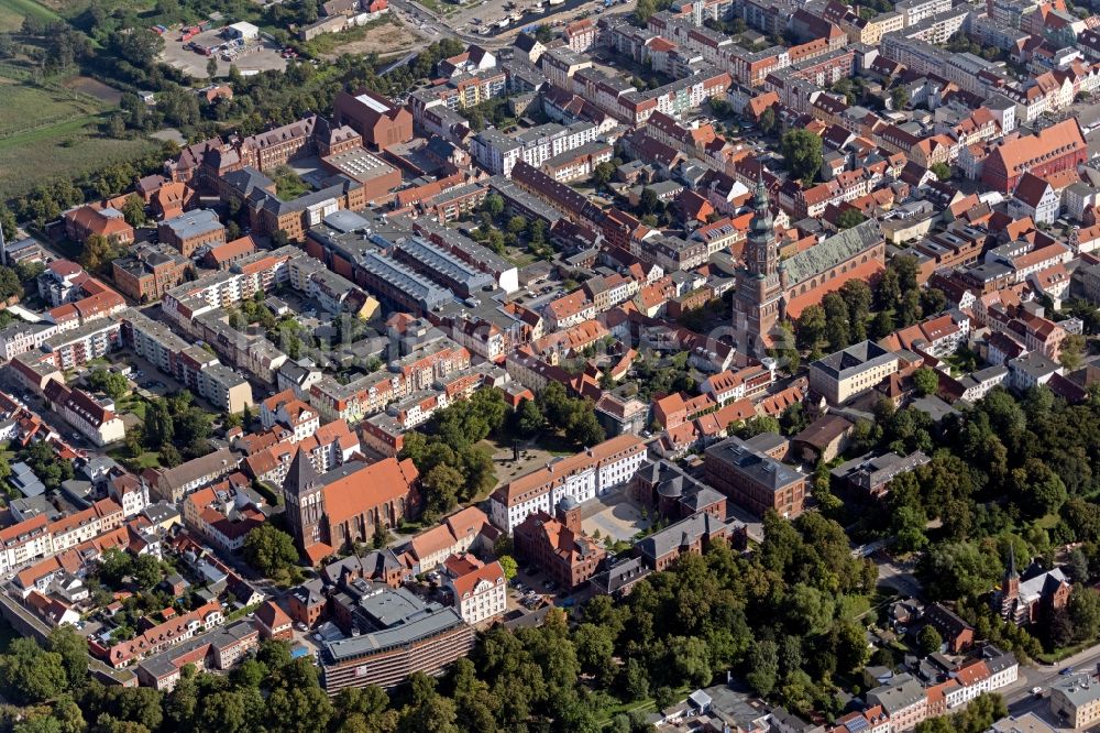 Luftaufnahme Greifswald - Stadtansicht am Ufer des Flußverlaufes der Ryck in Greifswald im Bundesland Mecklenburg-Vorpommern, Deutschland