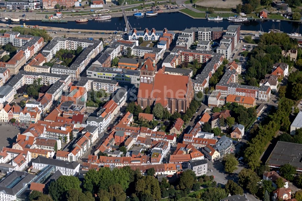 Greifswald aus der Vogelperspektive: Stadtansicht am Ufer des Flußverlaufes der Ryck in Greifswald im Bundesland Mecklenburg-Vorpommern, Deutschland