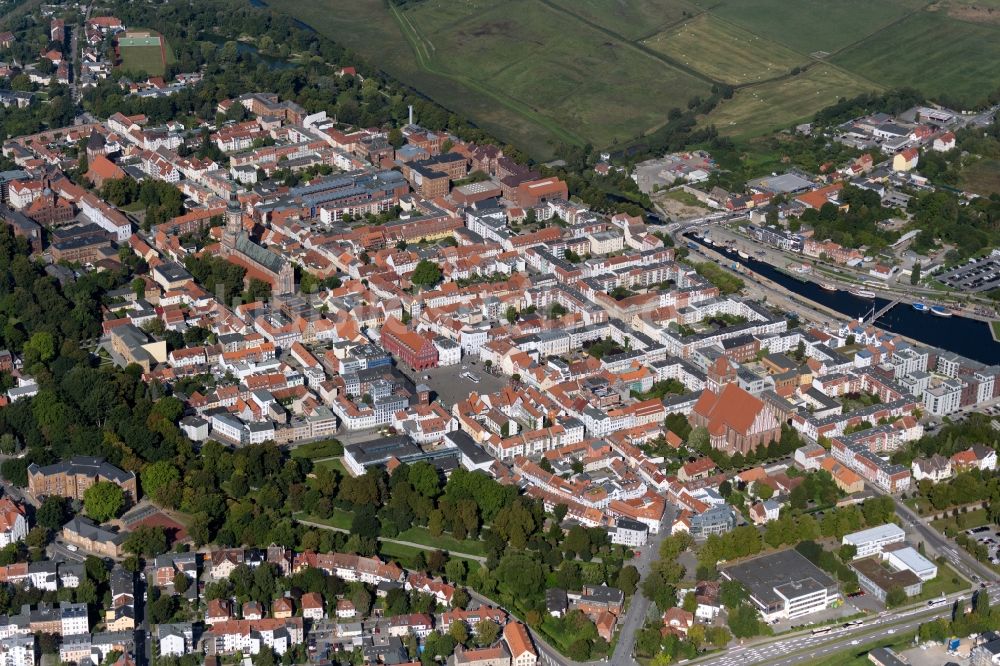 Luftbild Greifswald - Stadtansicht am Ufer des Flußverlaufes der Ryck in Greifswald im Bundesland Mecklenburg-Vorpommern, Deutschland