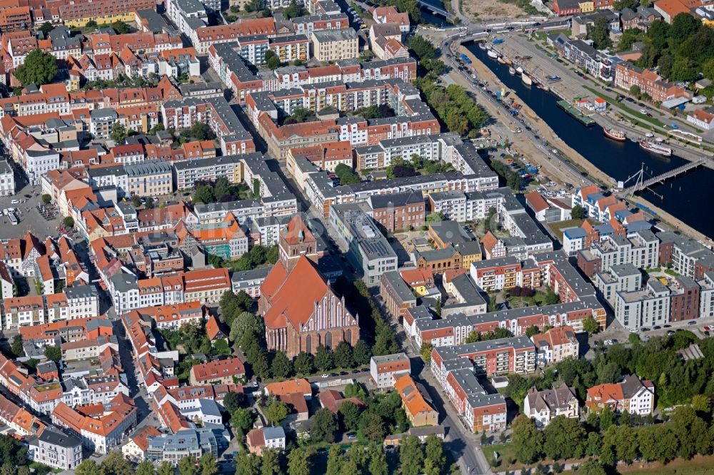 Greifswald von oben - Stadtansicht am Ufer des Flußverlaufes der Ryck in Greifswald im Bundesland Mecklenburg-Vorpommern, Deutschland