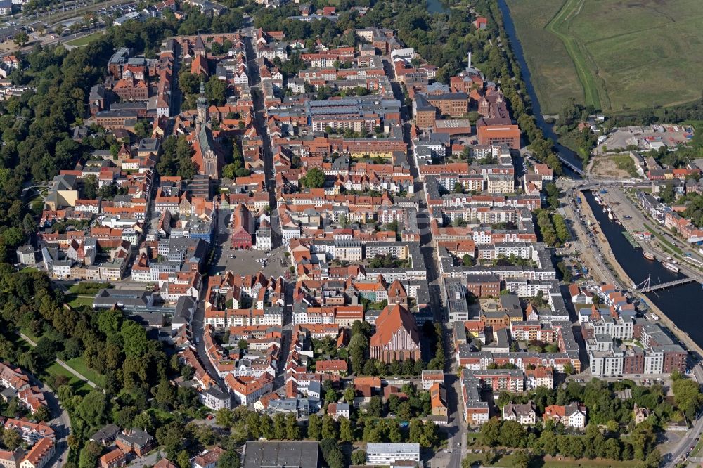 Greifswald aus der Vogelperspektive: Stadtansicht am Ufer des Flußverlaufes der Ryck in Greifswald im Bundesland Mecklenburg-Vorpommern, Deutschland