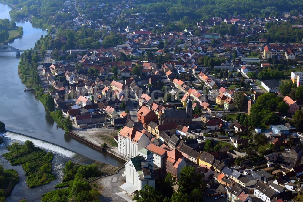 Luftaufnahme Alsleben (Saale) - Stadtansicht am Ufer des Flußverlaufes der Saale in Alsleben (Saale) im Bundesland Sachsen-Anhalt, Deutschland