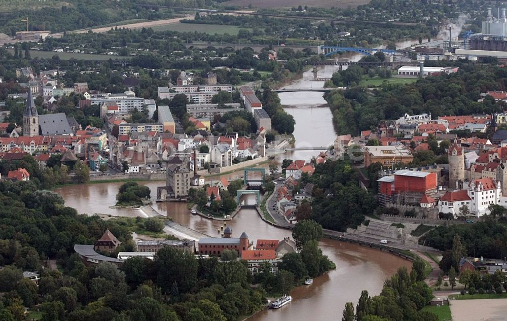 Luftaufnahme Bernburg (Saale) - Stadtansicht am Ufer des Flußverlaufes der Saale in Bernburg (Saale) im Bundesland Sachsen-Anhalt, Deutschland