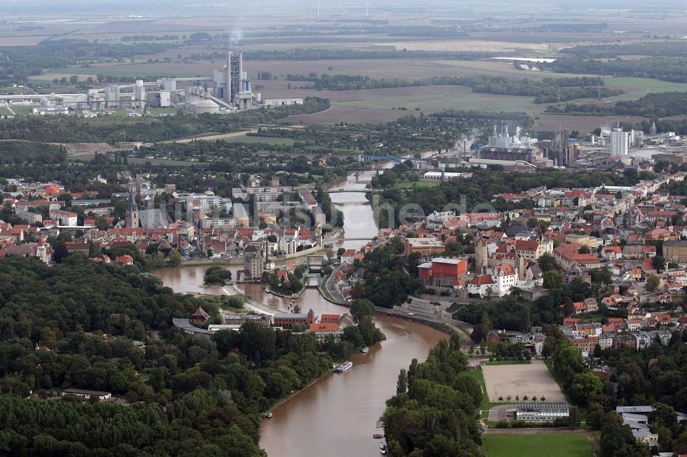 Bernburg (Saale) von oben - Stadtansicht am Ufer des Flußverlaufes der Saale in Bernburg (Saale) im Bundesland Sachsen-Anhalt, Deutschland