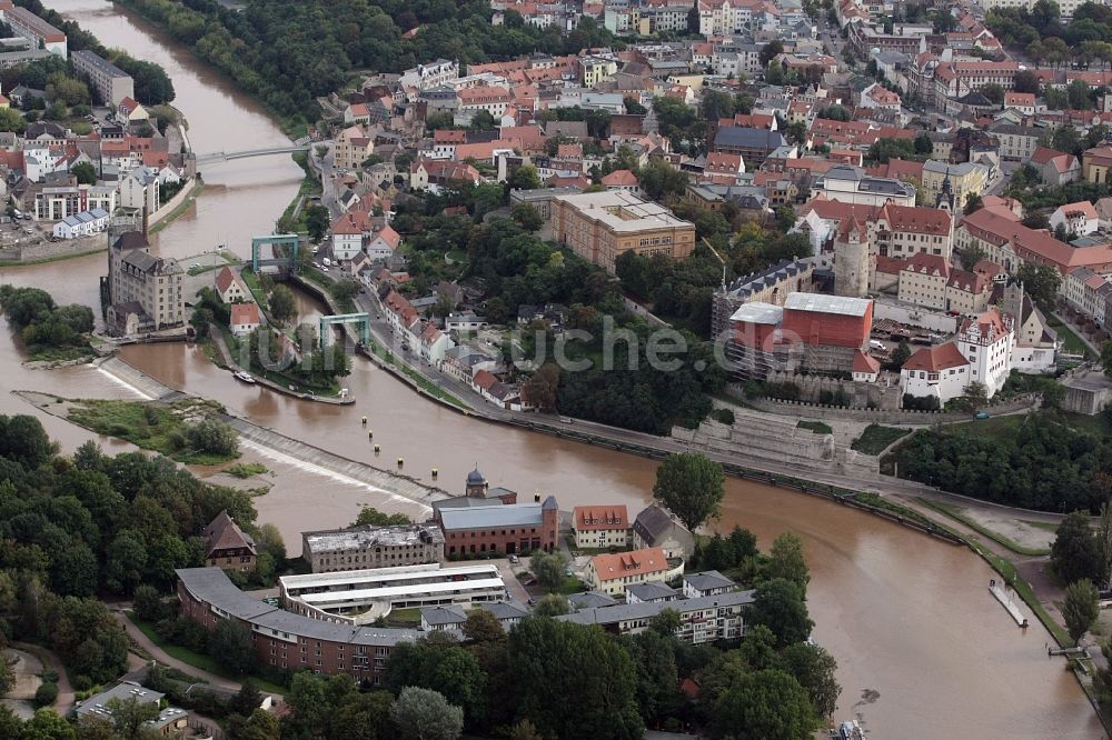 Bernburg (Saale) aus der Vogelperspektive: Stadtansicht am Ufer des Flußverlaufes der Saale in Bernburg (Saale) im Bundesland Sachsen-Anhalt, Deutschland