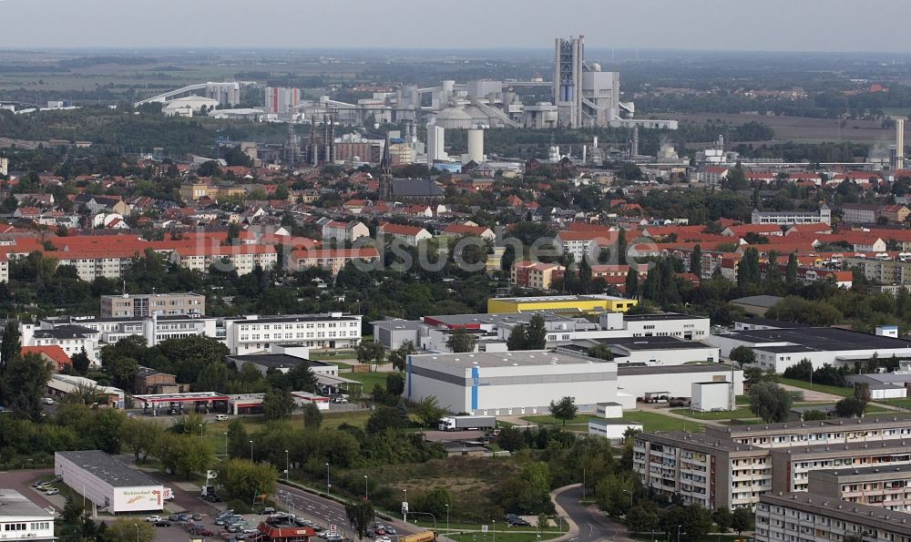 Luftaufnahme Bernburg (Saale) - Stadtansicht am Ufer des Flußverlaufes der Saale in Bernburg (Saale) im Bundesland Sachsen-Anhalt, Deutschland