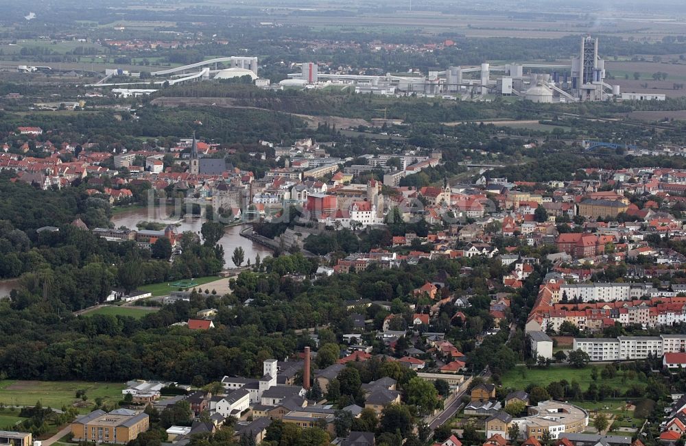 Bernburg (Saale) von oben - Stadtansicht am Ufer des Flußverlaufes der Saale in Bernburg (Saale) im Bundesland Sachsen-Anhalt, Deutschland