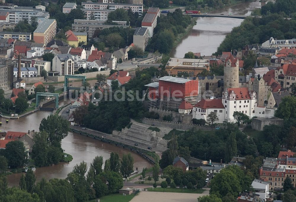 Bernburg (Saale) aus der Vogelperspektive: Stadtansicht am Ufer des Flußverlaufes der Saale in Bernburg (Saale) im Bundesland Sachsen-Anhalt, Deutschland