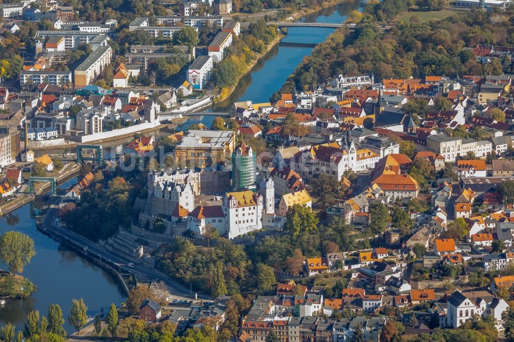 Bernburg (Saale) von oben - Stadtansicht am Ufer des Flußverlaufes der Saale in Bernburg (Saale) im Bundesland Sachsen-Anhalt, Deutschland