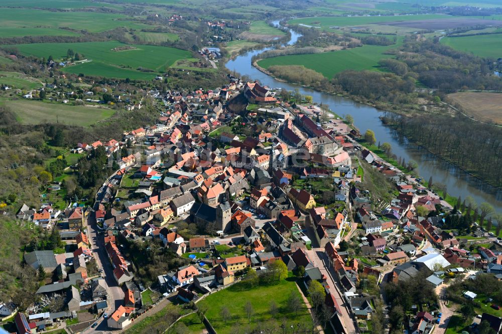 Wettin-Löbejün von oben - Stadtansicht am Ufer des Flußverlaufes der Saale in Wettin-Löbejün im Bundesland Sachsen-Anhalt, Deutschland