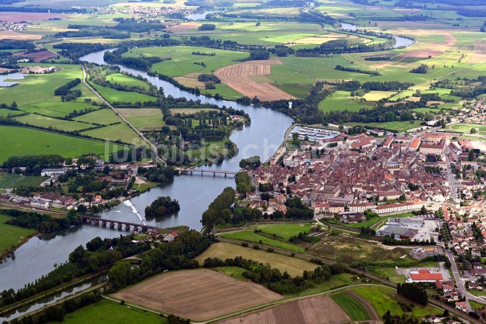 Auxonne aus der Vogelperspektive: Stadtansicht am Ufer des Flußverlaufes der Saône in Auxonne in Bourgogne-Franche-Comte, Frankreich