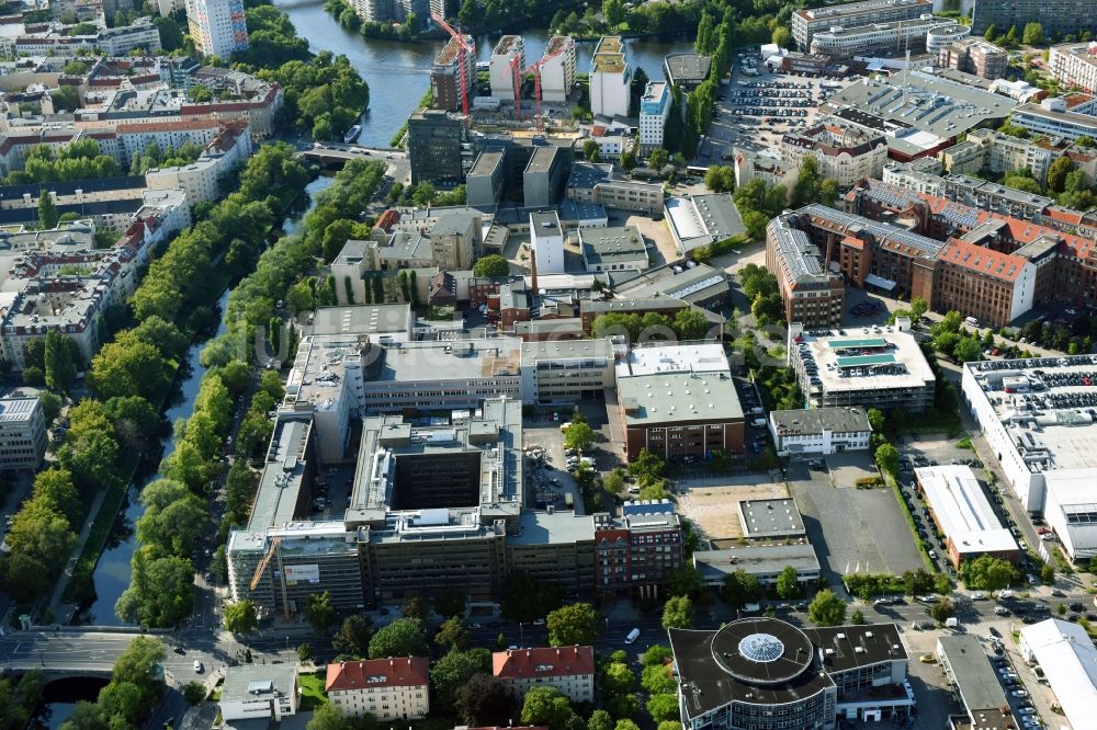 Berlin von oben - Stadtansicht am Ufer des Flußverlaufes der Spree in Berlin, Deutschland