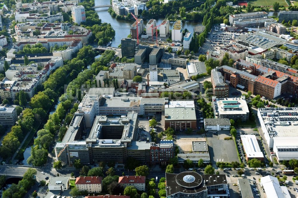 Berlin aus der Vogelperspektive: Stadtansicht am Ufer des Flußverlaufes der Spree in Berlin, Deutschland