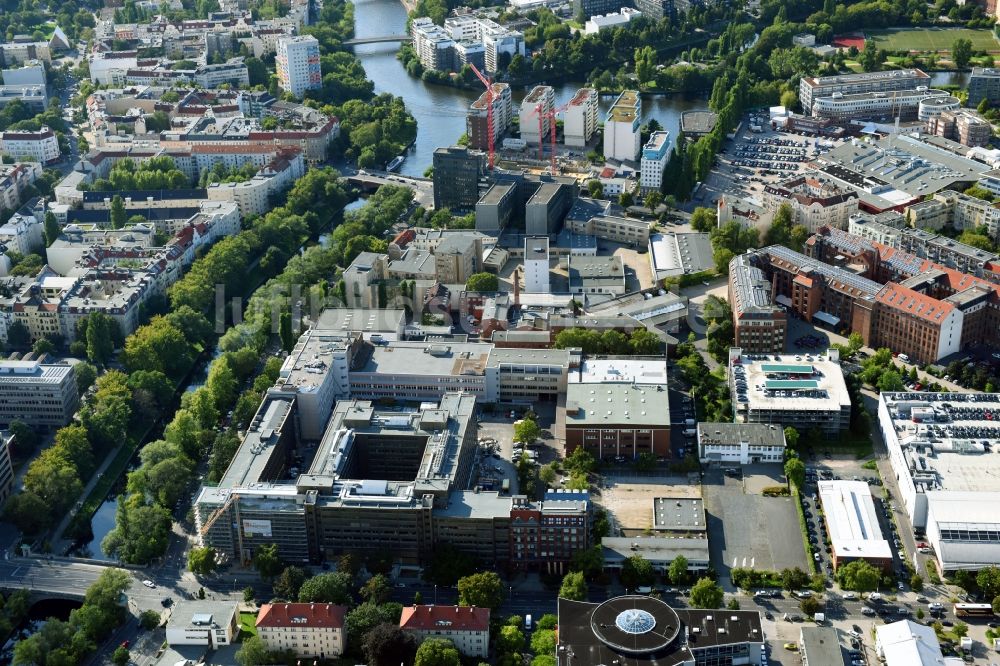 Luftbild Berlin - Stadtansicht am Ufer des Flußverlaufes der Spree in Berlin, Deutschland