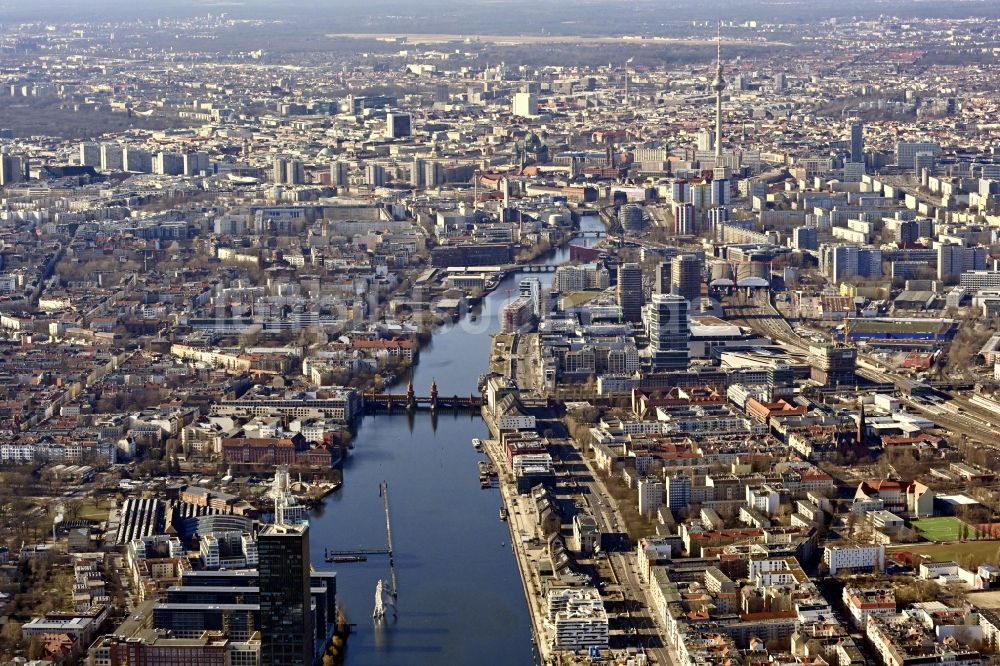 Berlin aus der Vogelperspektive: Stadtansicht am Ufer des Flußverlaufes Spree in Berlin, Deutschland