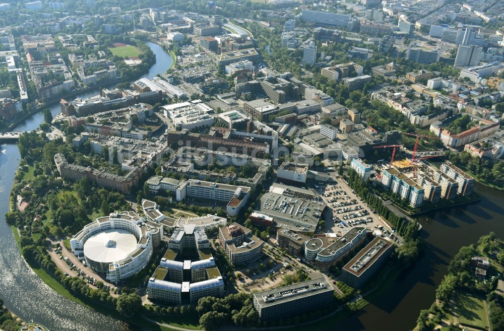 Luftbild Berlin - Stadtansicht am Ufer des Flußverlaufes der Spree und Blick auf das produktionstechnische Zentrum der Technischen Universität Berlin im Ortsteil Charlottenburg-Wilmersdorf in Berlin, Deutschland