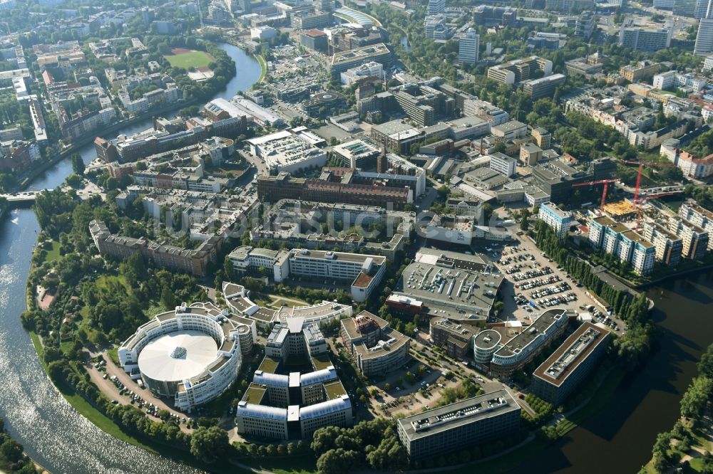 Luftaufnahme Berlin - Stadtansicht am Ufer des Flußverlaufes der Spree und Blick auf das produktionstechnische Zentrum der Technischen Universität Berlin im Ortsteil Charlottenburg-Wilmersdorf in Berlin, Deutschland