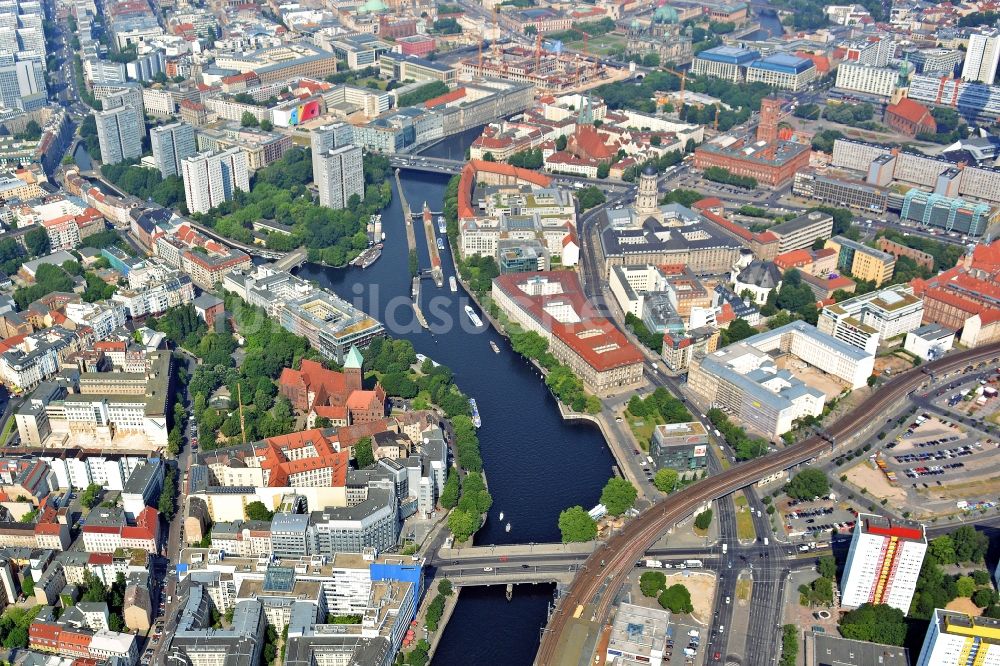 Berlin aus der Vogelperspektive: Stadtansicht am Ufer des Flußverlaufes der Spree an der Jannowitzbrücke in Berlin