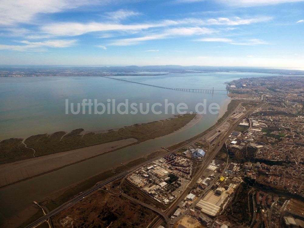 Luftaufnahme Santa Iria de Azoia - Stadtansicht am Ufer des Flußverlaufes des Tajo in Santa Iria de Azoia in Lissabon, Portugal