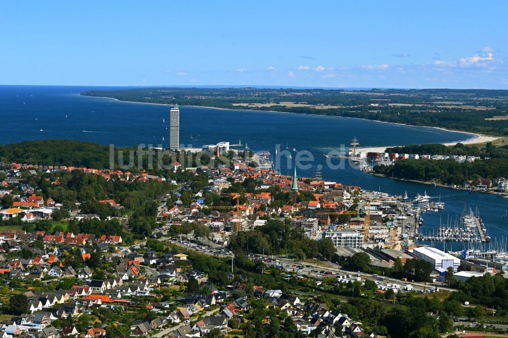 Luftaufnahme Travemünde - Stadtansicht am Ufer des Flussverlaufes der Trave in Travemünde im Bundesland Schleswig-Holstein, Deutschland