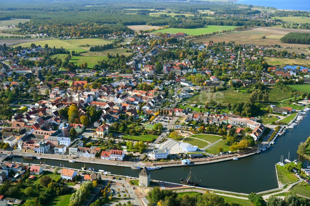 Luftbild Ueckermünde - Stadtansicht am Ufer des Flußverlaufes der Uecker in Ueckermünde im Bundesland Mecklenburg-Vorpommern, Deutschland