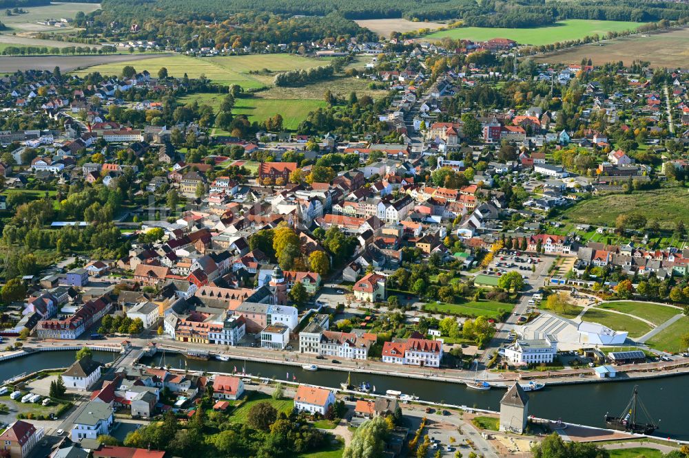 Luftaufnahme Ueckermünde - Stadtansicht am Ufer des Flußverlaufes der Uecker in Ueckermünde im Bundesland Mecklenburg-Vorpommern, Deutschland