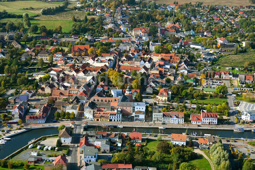 Ueckermünde aus der Vogelperspektive: Stadtansicht am Ufer des Flußverlaufes der Uecker in Ueckermünde im Bundesland Mecklenburg-Vorpommern, Deutschland