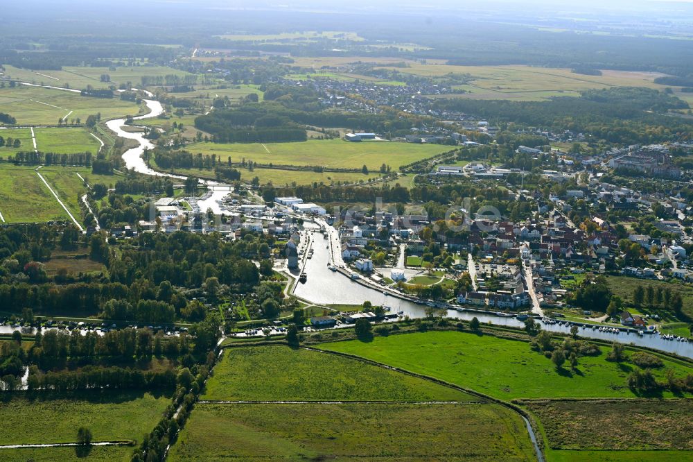 Ueckermünde aus der Vogelperspektive: Stadtansicht am Ufer des Flußverlaufes in Ueckermünde im Bundesland Mecklenburg-Vorpommern, Deutschland