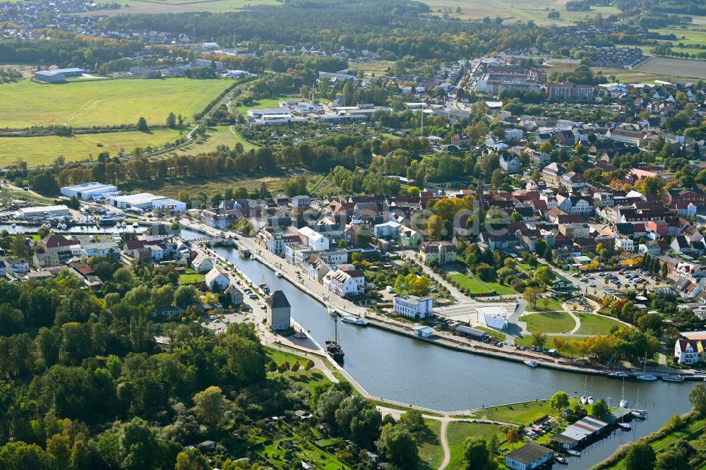 Luftbild Ueckermünde - Stadtansicht am Ufer des Flußverlaufes in Ueckermünde im Bundesland Mecklenburg-Vorpommern, Deutschland