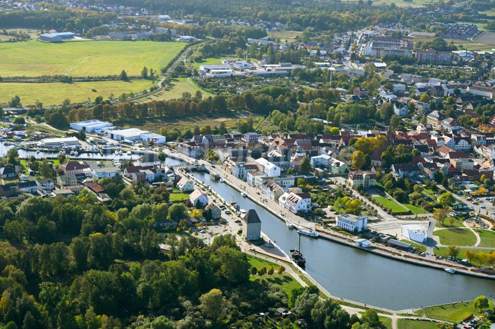 Luftaufnahme Ueckermünde - Stadtansicht am Ufer des Flußverlaufes in Ueckermünde im Bundesland Mecklenburg-Vorpommern, Deutschland