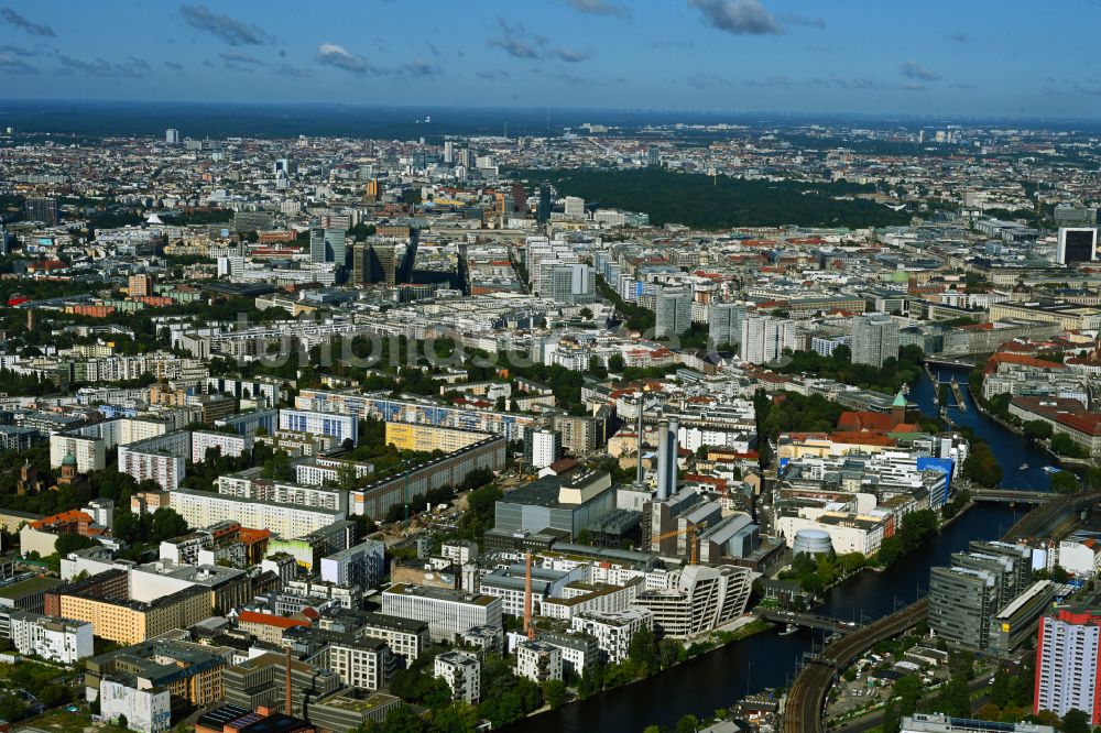 Berlin von oben - Stadtansicht am Ufer des Flußverlaufes am Ufer der Spree in Berlin, Deutschland