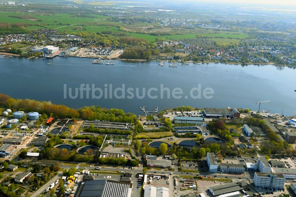 Luftaufnahme Rostock - Stadtansicht am Ufer des Flußverlaufes der Unterwarnow im Ortsteil Reutershagen in Rostock im Bundesland Mecklenburg-Vorpommern, Deutschland