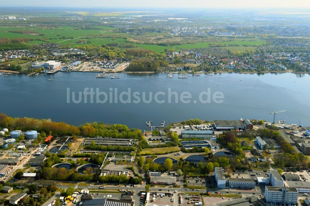 Rostock von oben - Stadtansicht am Ufer des Flußverlaufes der Unterwarnow im Ortsteil Reutershagen in Rostock im Bundesland Mecklenburg-Vorpommern, Deutschland