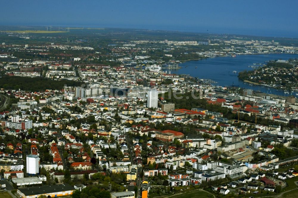 Luftbild Rostock - Stadtansicht am Ufer des Flussverlaufes der Unterwarnow in Rostock im Bundesland Mecklenburg-Vorpommern, Deutschland