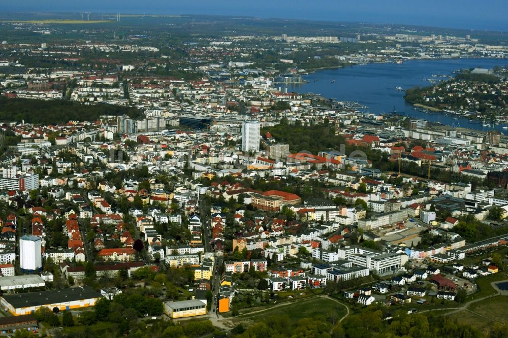 Luftaufnahme Rostock - Stadtansicht am Ufer des Flussverlaufes der Unterwarnow in Rostock im Bundesland Mecklenburg-Vorpommern, Deutschland