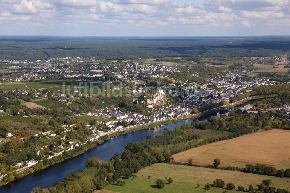 Chinon von oben - Stadtansicht am Ufer des Flußverlaufes der Vienne in Chinon in Centre-Val de Loire, Frankreich