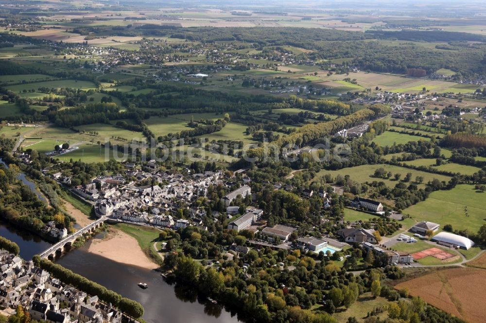 Chinon von oben - Stadtansicht am Ufer des Flußverlaufes der Vienne im Ortsteil Le Faubourg Saint Jacques in Chinon in Centre-Val de Loire, Frankreich