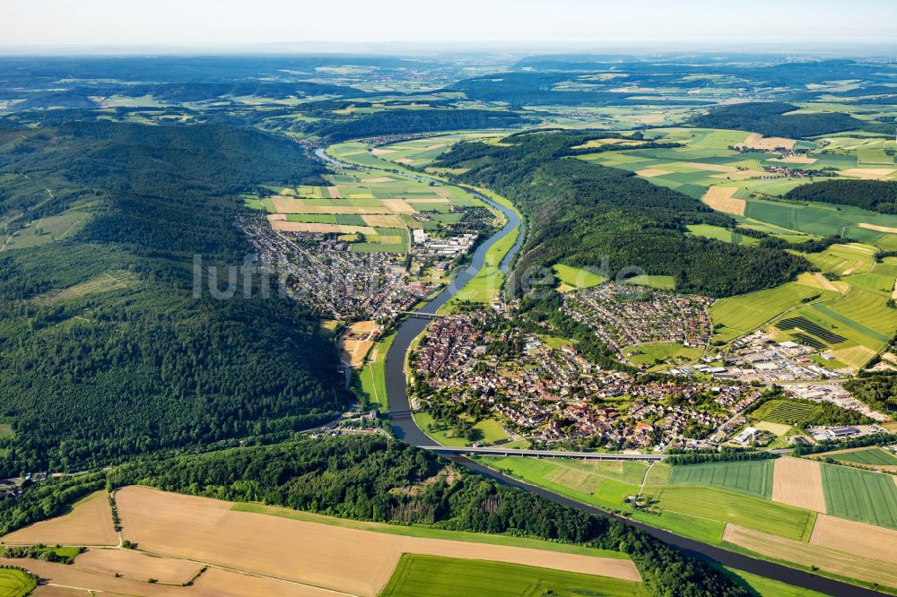 Luftaufnahme Bodenwerder - Stadtansicht am Ufer des Flußverlaufes der Weser in Bodenwerder im Bundesland Niedersachsen, Deutschland