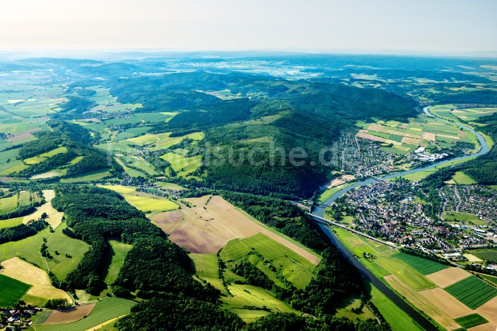 Bodenwerder von oben - Stadtansicht am Ufer des Flußverlaufes der Weser in Bodenwerder im Bundesland Niedersachsen, Deutschland