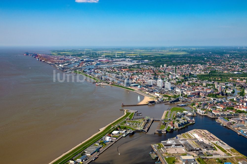 Bremerhaven aus der Vogelperspektive: Stadtansicht am Ufer des Flußverlaufes der Weser in Bremerhaven im Bundesland Bremen, Deutschland