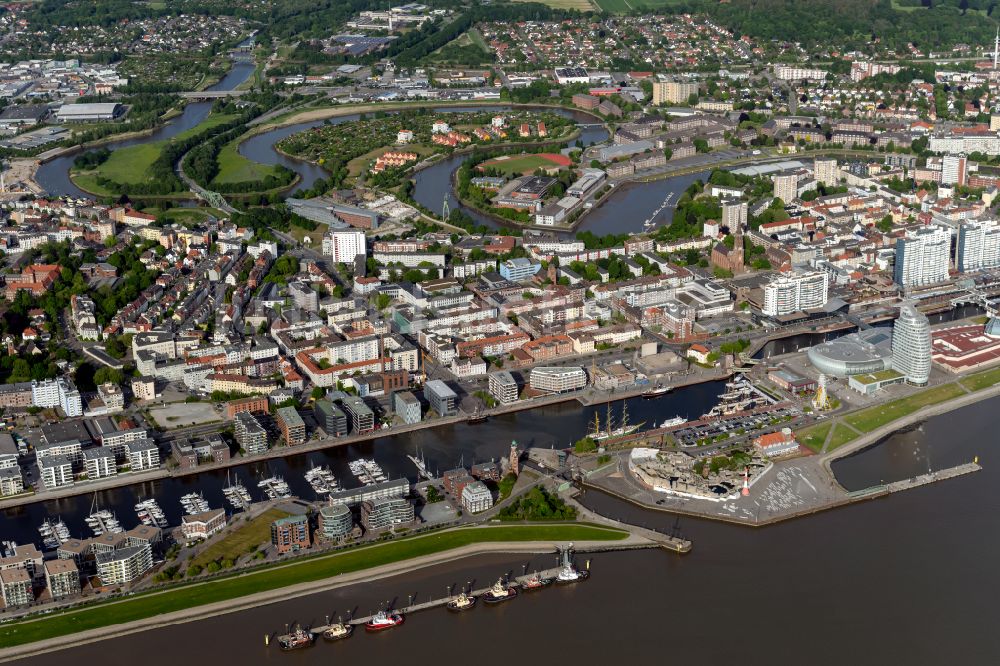 Bremerhaven von oben - Stadtansicht am Ufer des Flussverlaufes der Weser in Bremerhaven im Bundesland Bremen, Deutschland