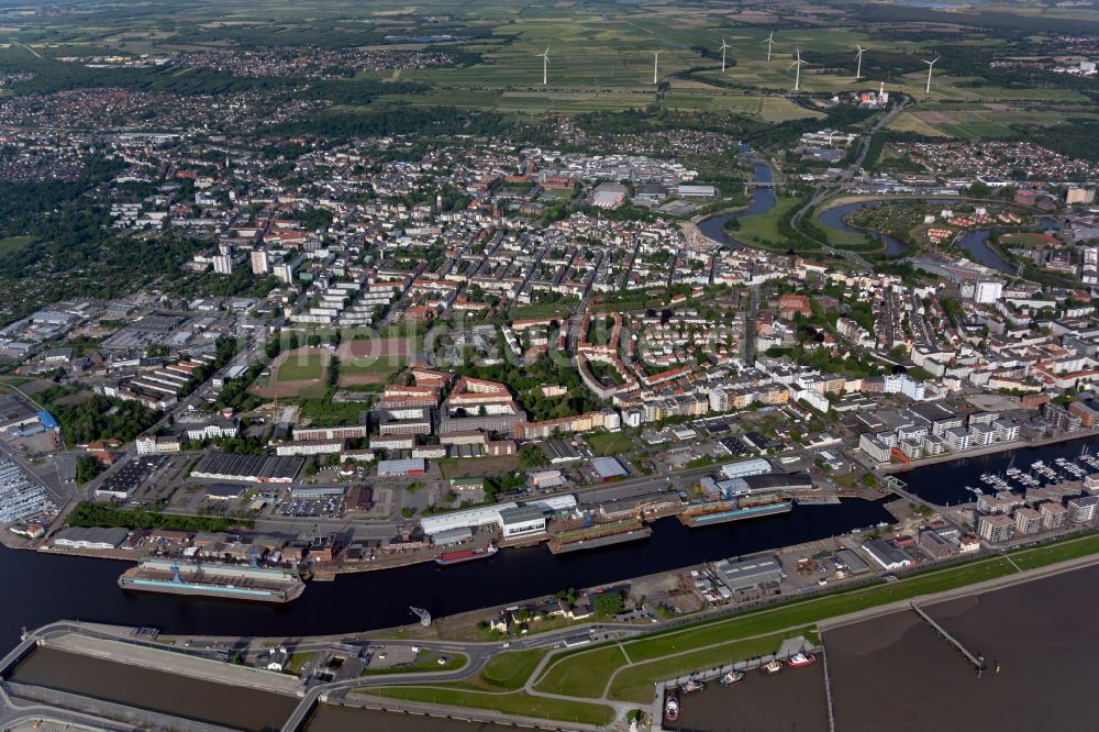 Bremerhaven aus der Vogelperspektive: Stadtansicht am Ufer des Flussverlaufes der Weser mit Hafen in Bremerhaven im Bundesland Bremen, Deutschland