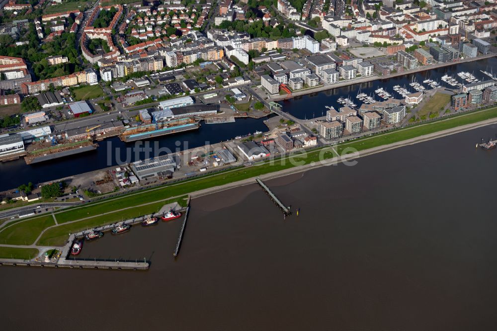 Bremerhaven von oben - Stadtansicht am Ufer des Flussverlaufes der Weser mit Hafen in Bremerhaven im Bundesland Bremen, Deutschland