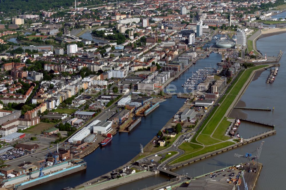 Luftaufnahme Bremerhaven - Stadtansicht am Ufer des Flussverlaufes der Weser mit Hafen in Bremerhaven im Bundesland Bremen, Deutschland