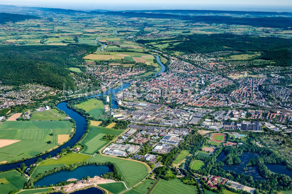 Hameln von oben - Stadtansicht am Ufer des Flußverlaufes der Weser in Hameln im Bundesland Niedersachsen, Deutschland