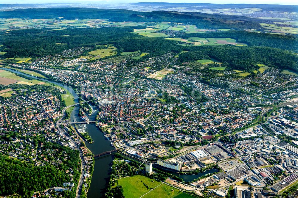 Luftbild Hameln - Stadtansicht am Ufer des Flußverlaufes der Weser in Hameln im Bundesland Niedersachsen, Deutschland